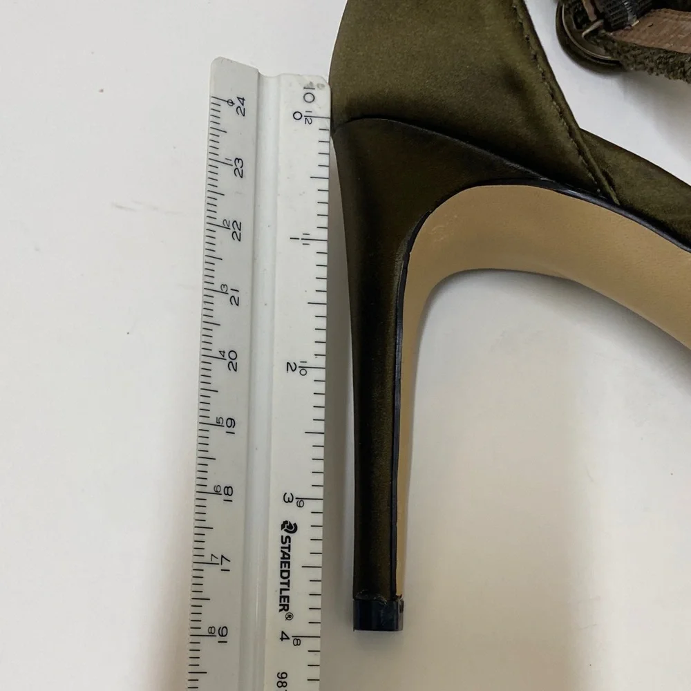 Mix No. 6  Rayane   Woman’s 4” heel in Army Green Color Size 8.5